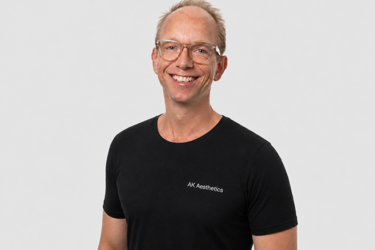 Personalebillede af Anders Ulrik iført hvid lægejakke og briller
