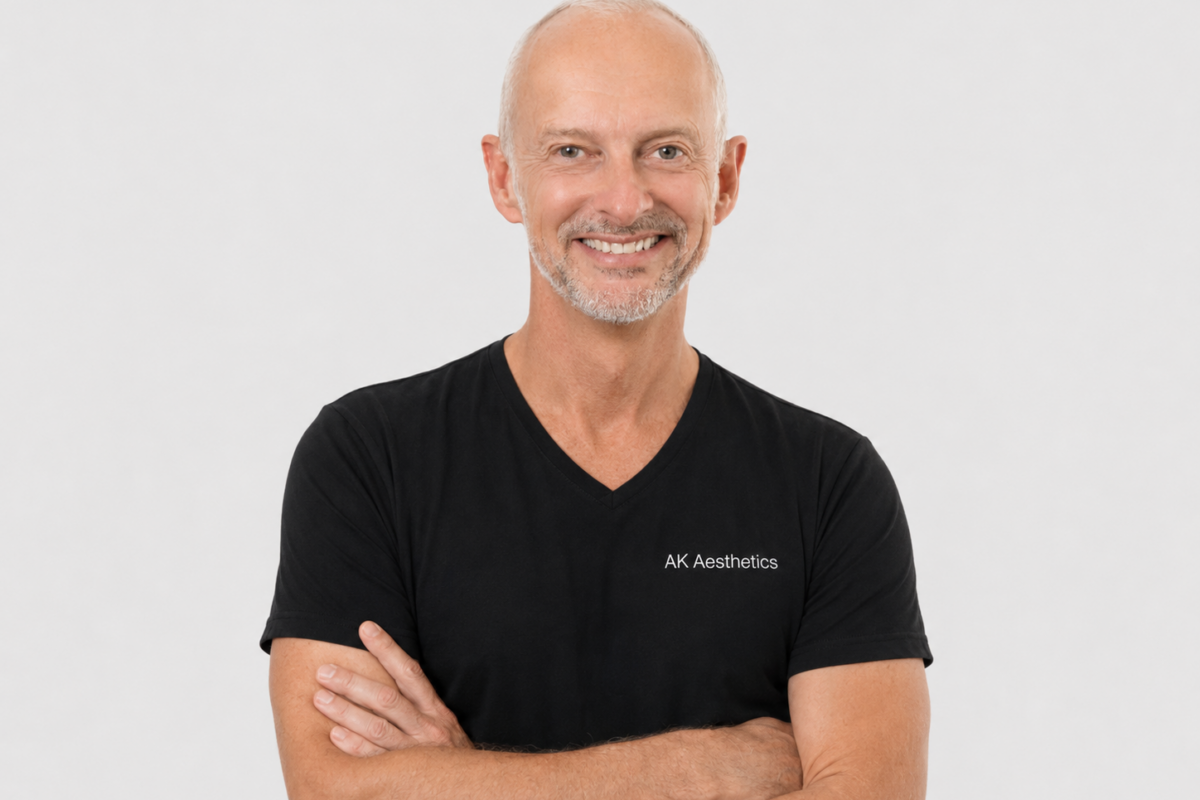 Personalebillede af Jesper Trillingsgaard i hvid kittel og sort t-shirt