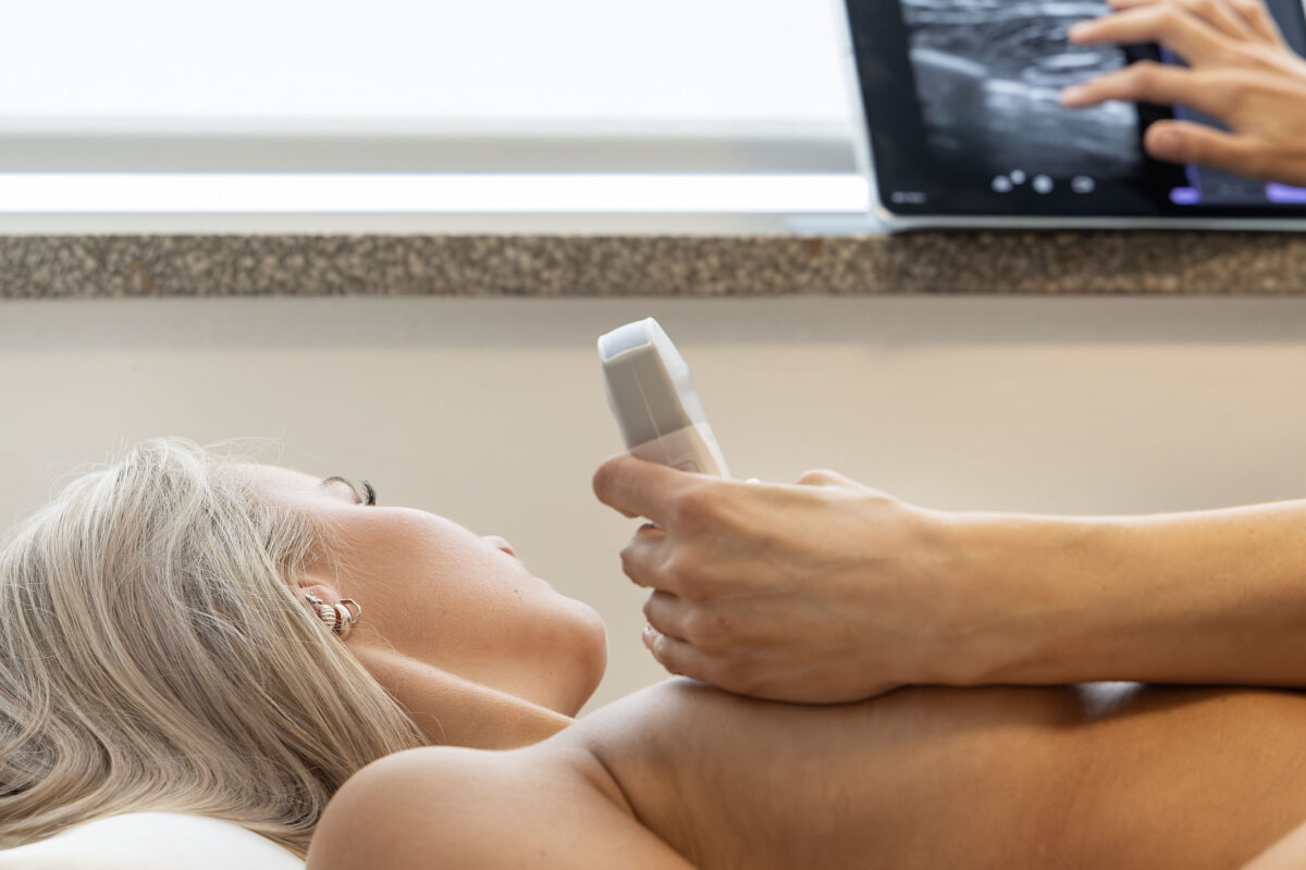 Ultralydsscanning af gamle brystimplantater