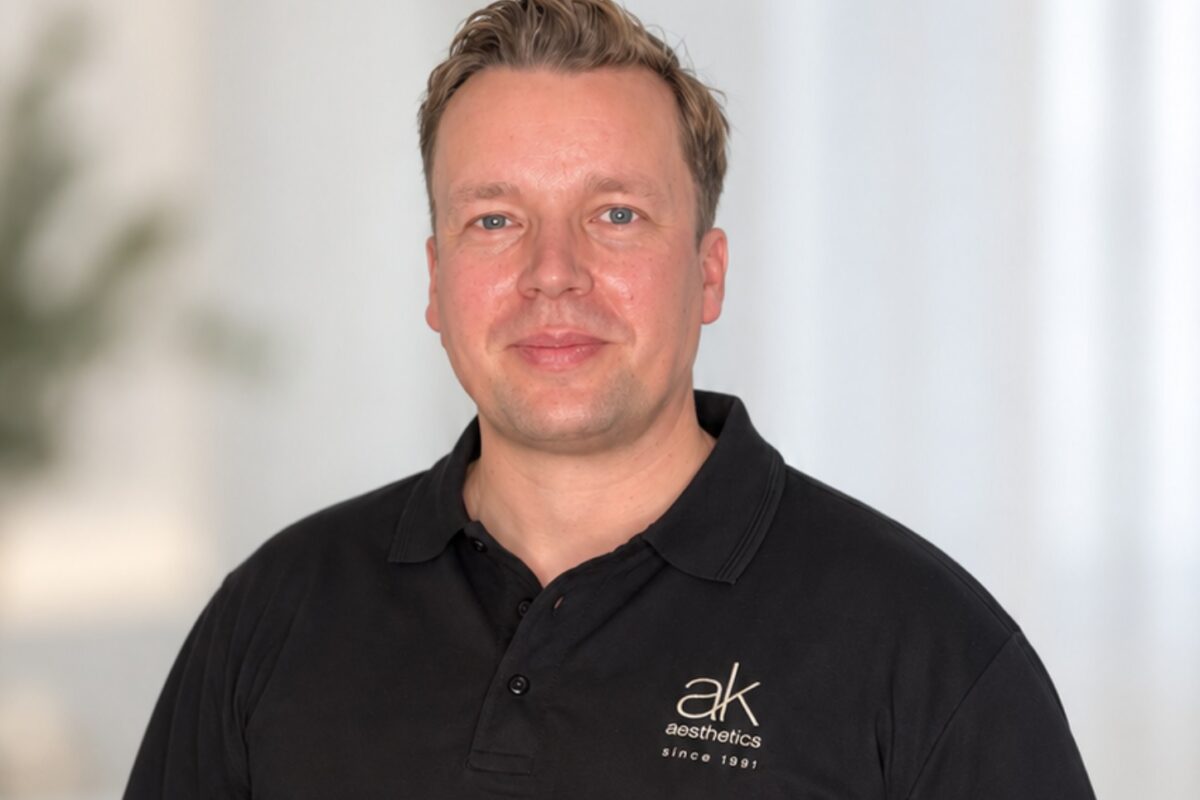 Personalebillede af plastikkirurg Alexander Andersen Juhl iført sort polo